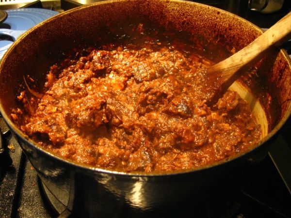 Greek recipe for baked aubergines with garlic: “skordostoumbi”