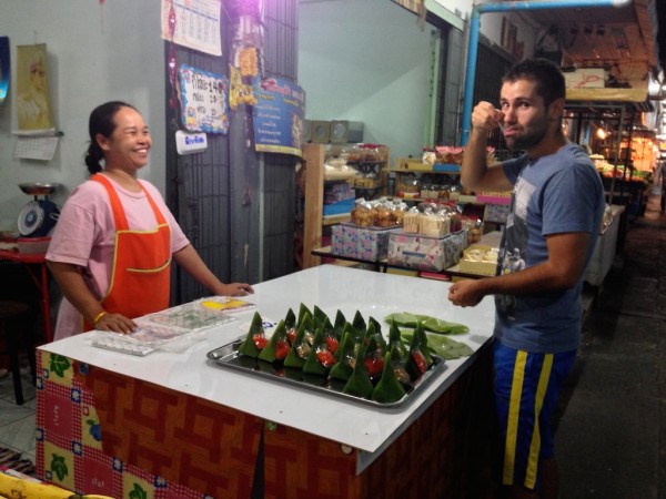 best streetfood in Thailand Seb with sticky rice coconut treats